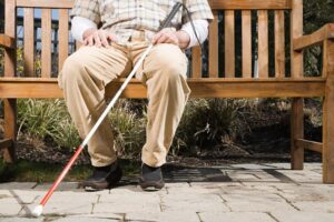 Уход за слепыми пожилыми людьми