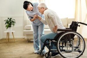 Уход за пожилыми тяжелобольными людьми